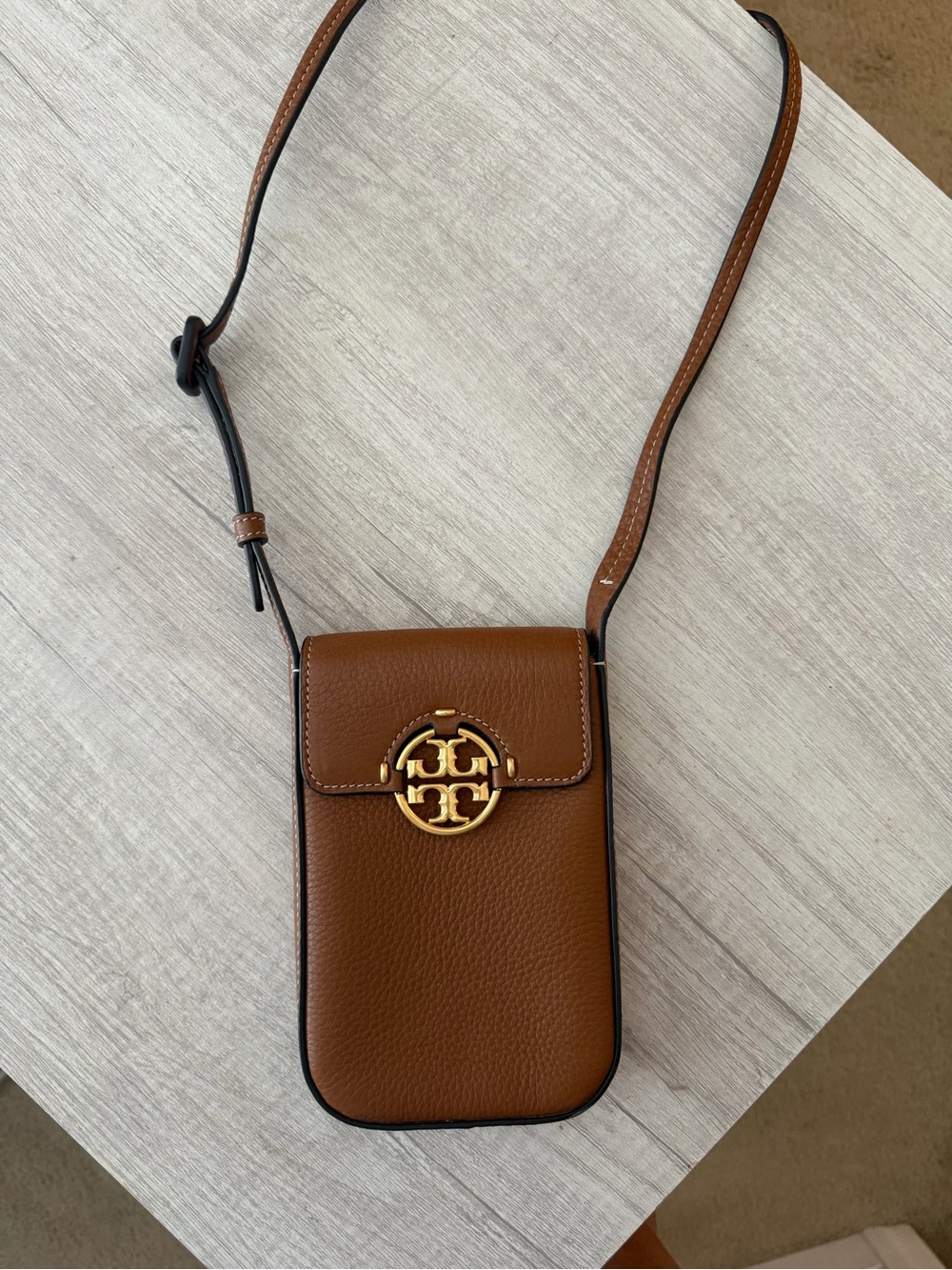 Tory Burch Pebbled Leather Miller Crossbody Phone Bag in Brown with Gold Logo - Picture 3 of 6